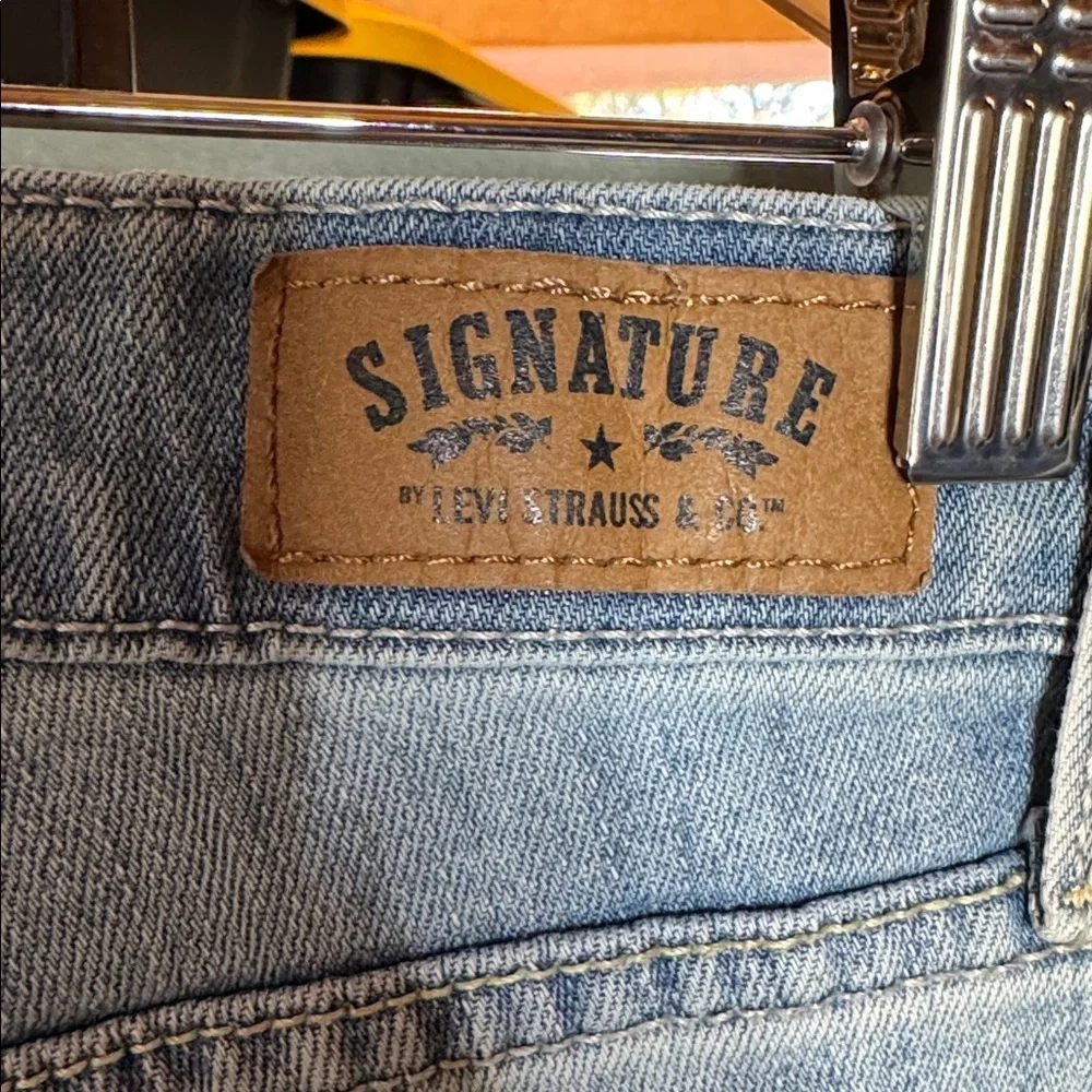 Signature by Levi Strauss & Co. Women's Mid Rise Slim Cuffed Jeans Size 4 / 27 - Picture 11 of 15